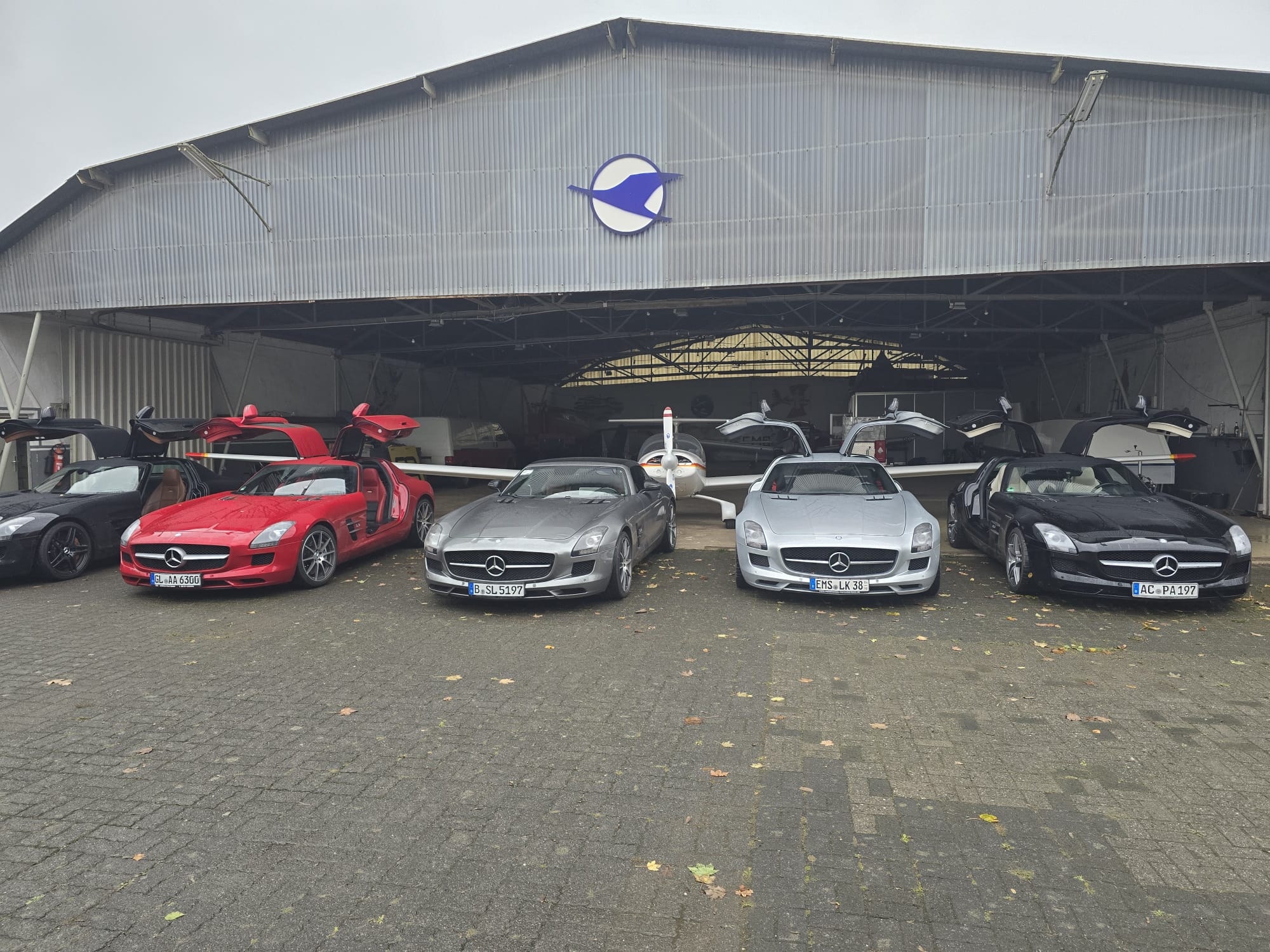 Du betrachtest gerade Besuch des Mercedes SLS-Club Deutschland e.V. auf dem Flugplatz des LSC Attendorn-Finnentrop e.V.